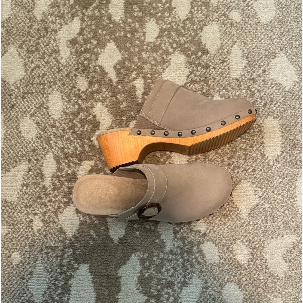 Adorable, lightweight faux suede clogs. Very comfortable. Worn once
